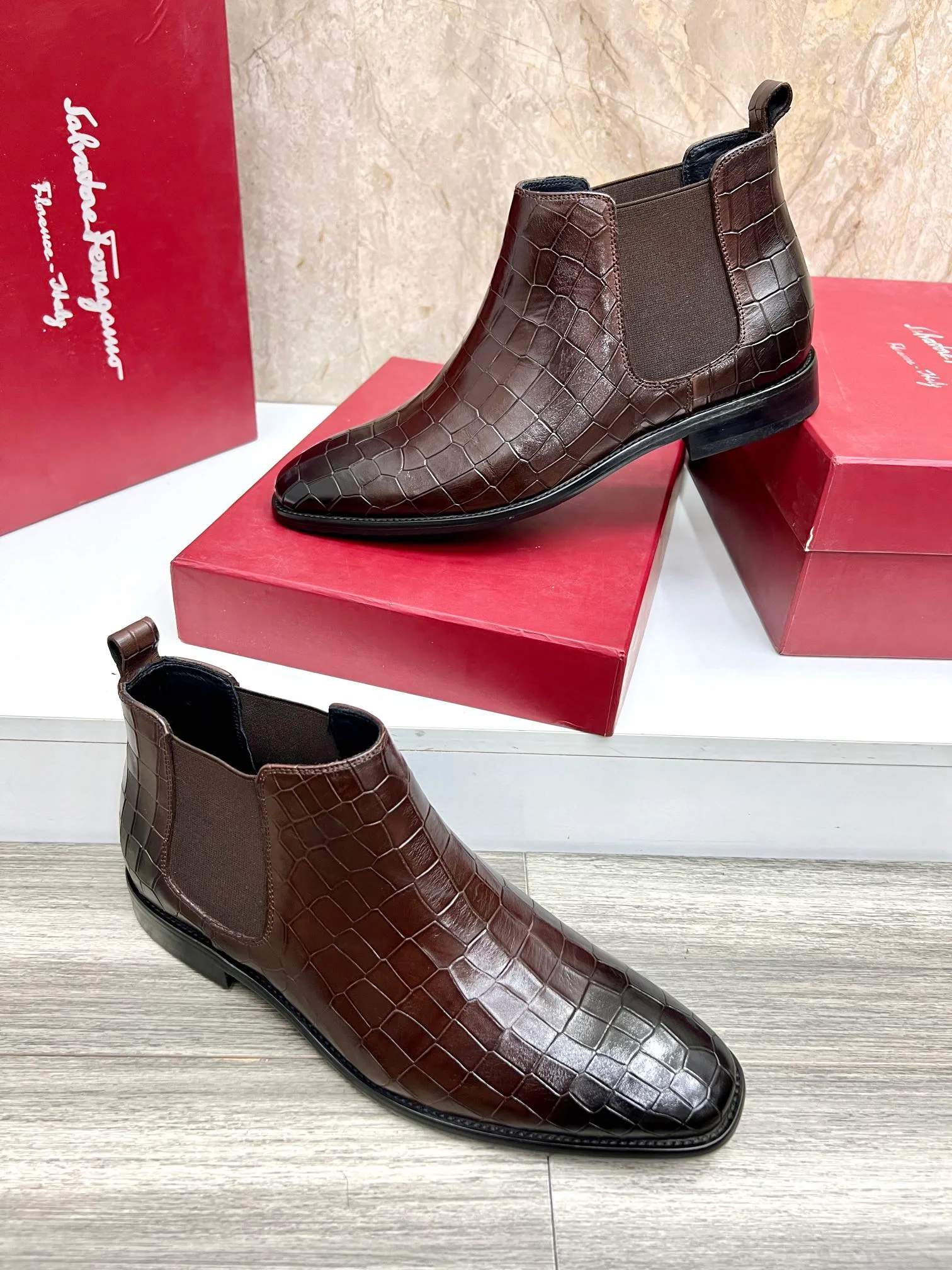 Original order quality: Men's shoes 💰700 Brand: Ferragamo (Ferragamo) One size larger: Men's size 38-44 (45 customized) Grade: Same style as the official website High-end men's shoes Material: Original cowhide, cowhide lining, original outsole Style category: Chelsea men's boots Fashion trend Color: Actual picture